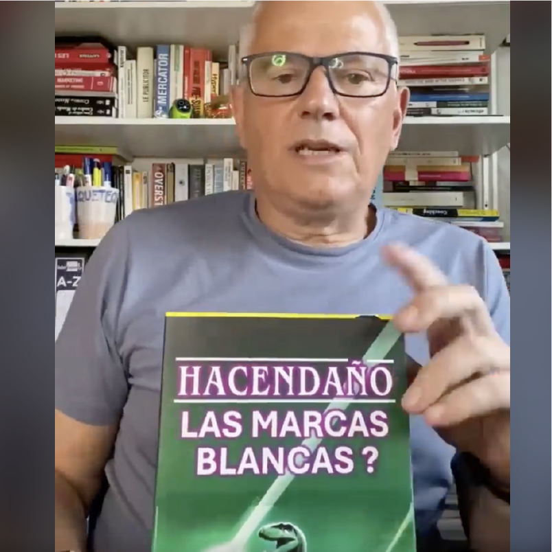 Juan Vinas con libros de marketing