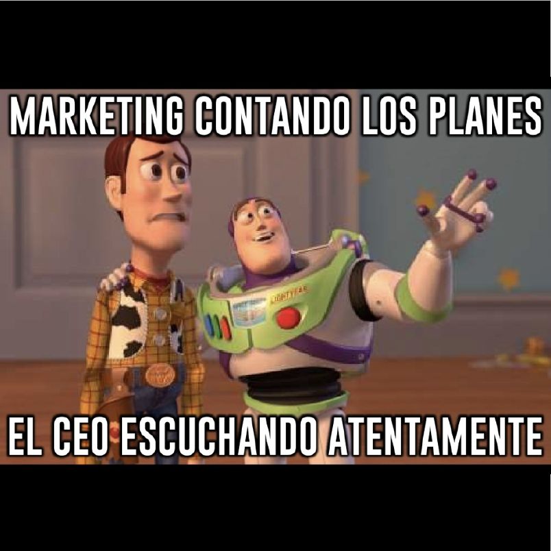 Meme de Toy Story: marketing contando los planes y el CEO escuchando atentamente